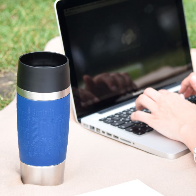 TRAVEL MUG Classic Blau und Laptop