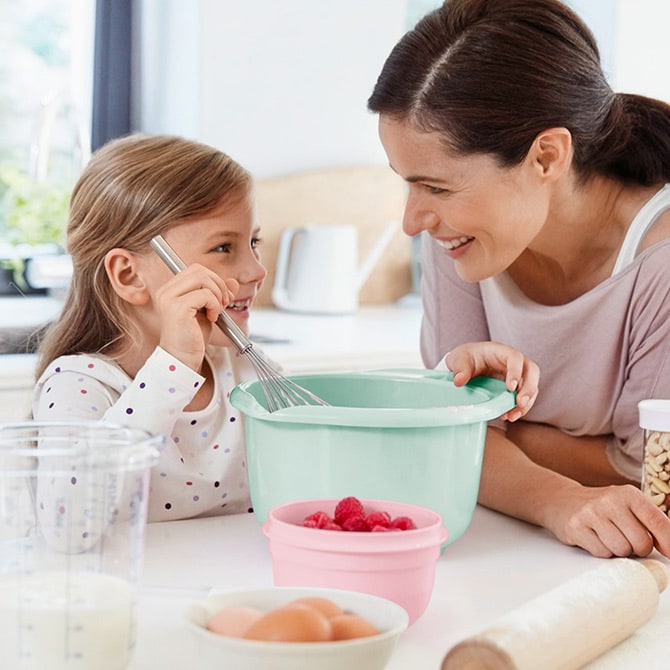 SUPERLINE Rührschüssel backen Mutter und Tochter