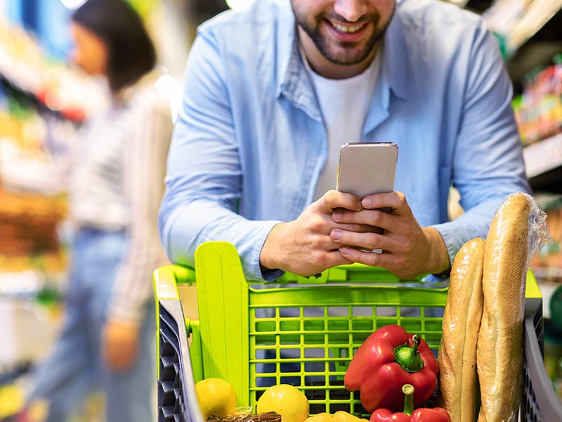 Mann Smartphone Einkaufliste