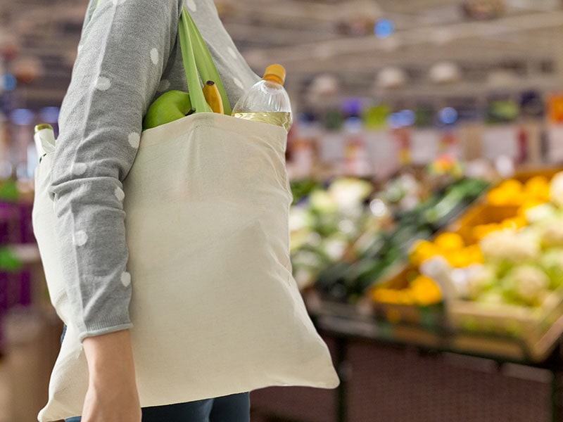 Frau mit eigener Tasche